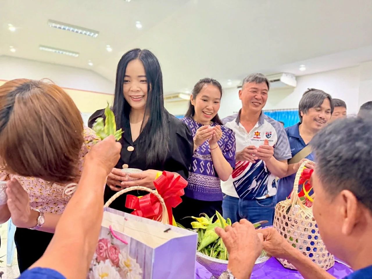 รดน้ำดำหัวคณะผู้บริหาร ปลัดเทศบาล และประธานสภาเทศบาลตำบลไหล่หิน