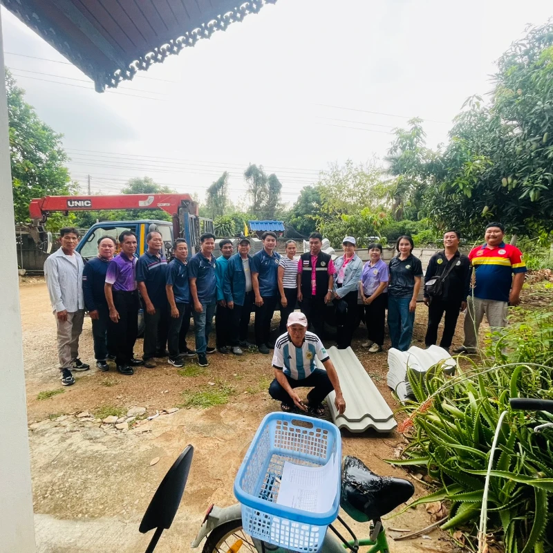 ลงพื้นที่มอบกระเบื้องให้แก่ผู้ประสบเหตุวาตภัยในพื้นที่ตำบลไหล่หิน