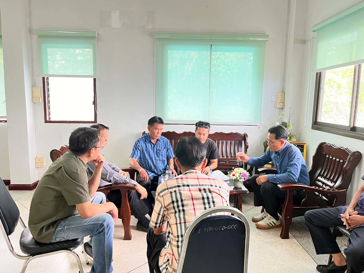 ร่วมปรึกษาหารือเรื่องคลองส่งน้ำลำเหมืองทุ่งขี้หมา เพื่อทำรางตัวยูให้แก่เกษตรกรในพื้นที่ ณ.เทศบาลตำบลไหล่หิน